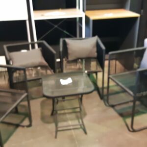 juego de sillas y mesa exteriores